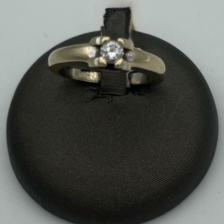 Anillo solitario en oro 18k con diamantes t-b