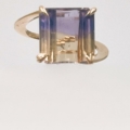 Anillo oro 18k piedra color lila