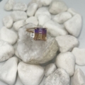 Anillo oro 18k piedra color lila