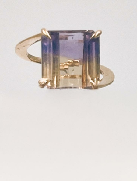 Anillo oro 18k piedra color lila